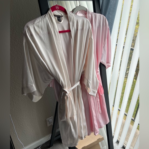 Set of two (2) satin robes - Picture 2 of 12